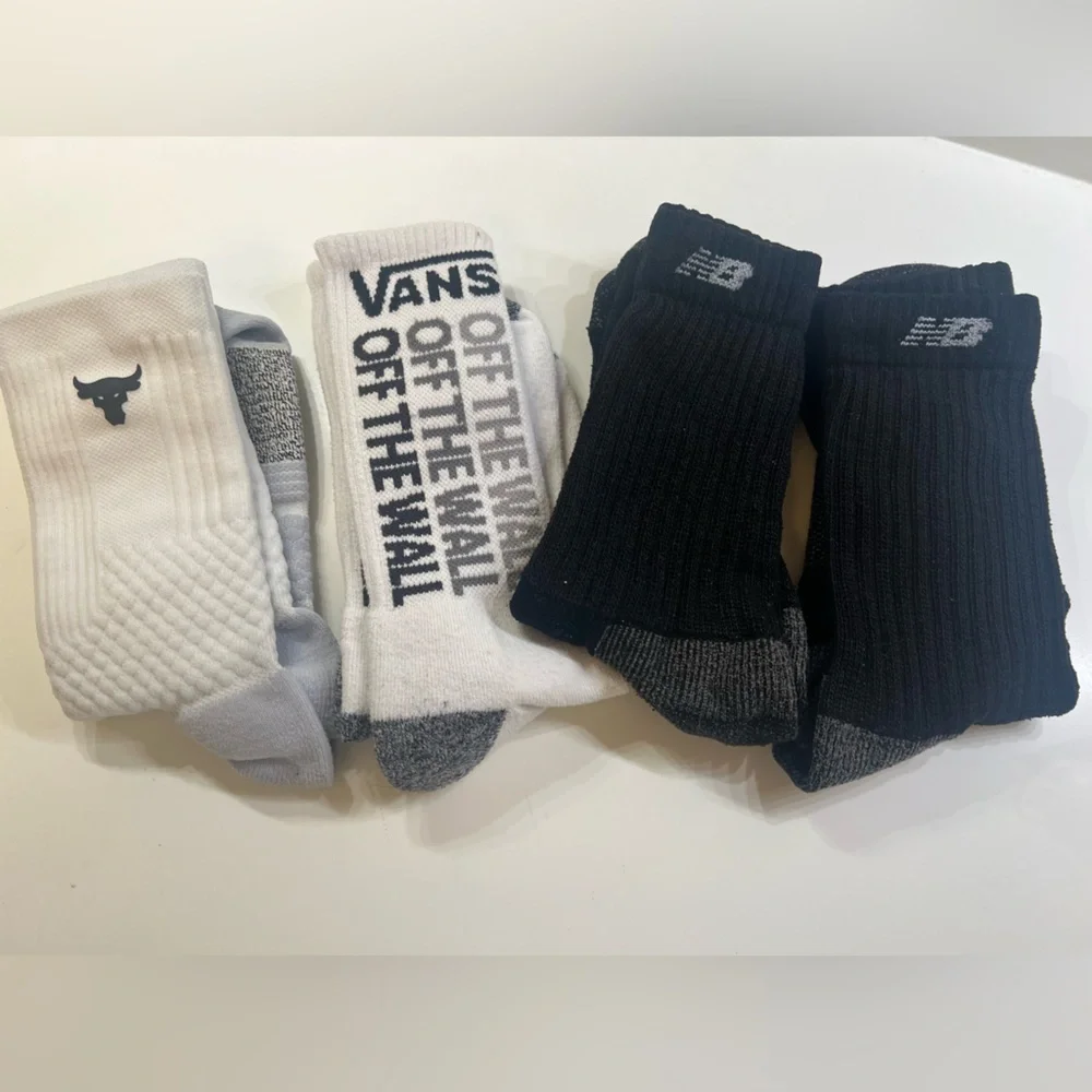 SOCKS - MENS CREW STYLE SOCKS - VARIETY OF 4 PAIRS. NEW /LIKE NEW SIZE 8.5-13